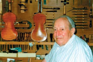 Il liutaio Arnaldo Morano nella sua Bottega
