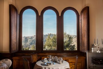 Una sala interna al Castello Mellana con vista sulle colline del Monferrato